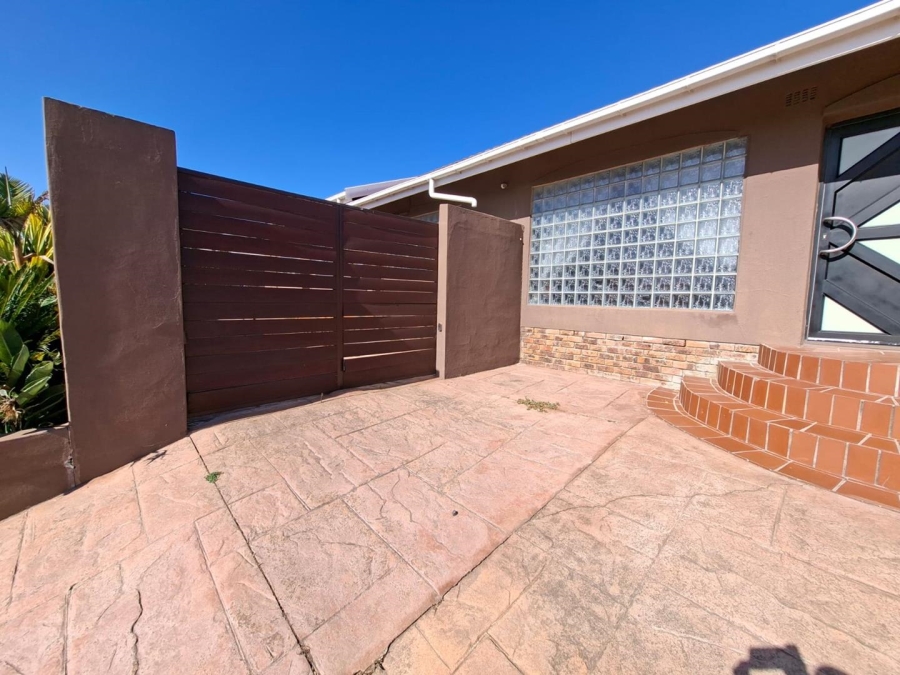 5 Bedroom Property for Sale in Protea Heights Western Cape